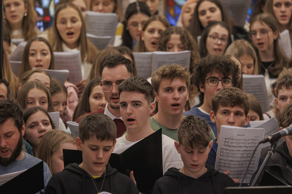 Glasba, skupnost in duhovnost na srečanju mladinskih zborov